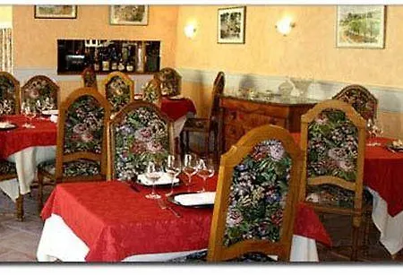Logis Les Terrasses De Corton ホテル
